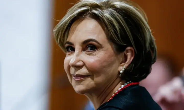 Desembargadora Maria do Carmo Cardoso recebe Medalha de Mérito na Alepi 