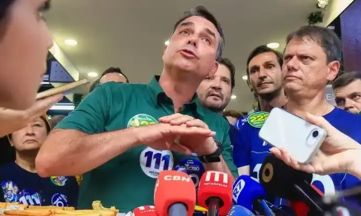 Flávio Bolsonaro não vai ao debate com Lula da Band no próximo domingo (18)