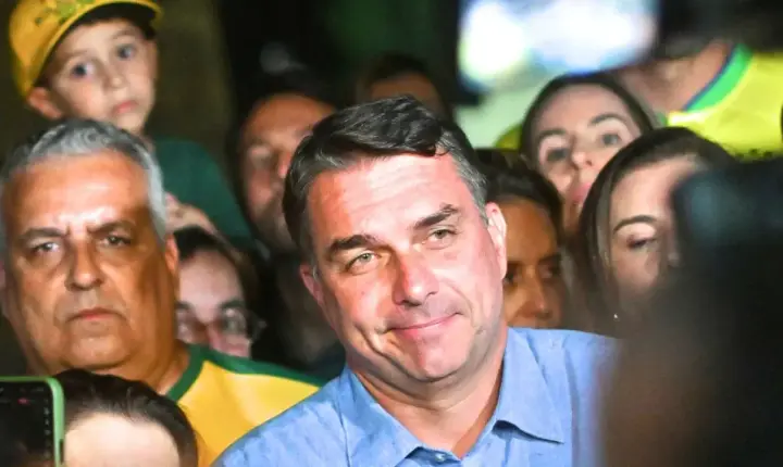 Flávio Bolsonaro fugiu com a família para os Estados Unidos