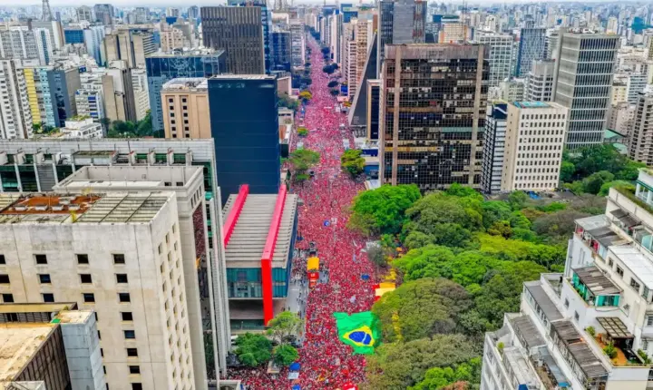 Ato pela reeleição de Lula leva milhares à Avenida Paulista em São Paulo