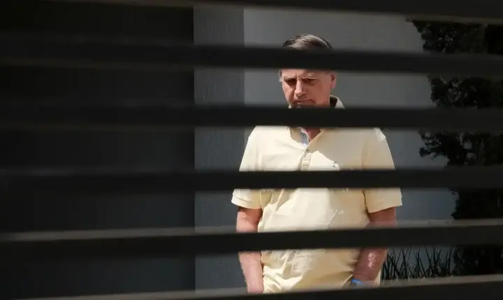 Gonet dá parecer favorável à retomada de visitas de Flávio ao pai 
