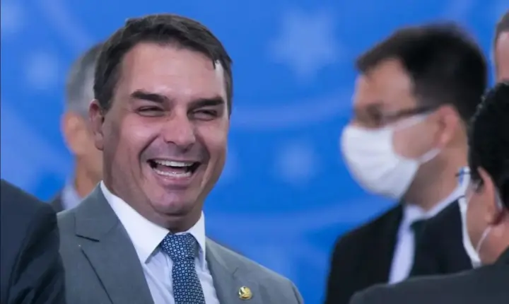  Nunes Marques atende a pedido de Flávio Bolsonaro e suspende 'Exército do Lula'