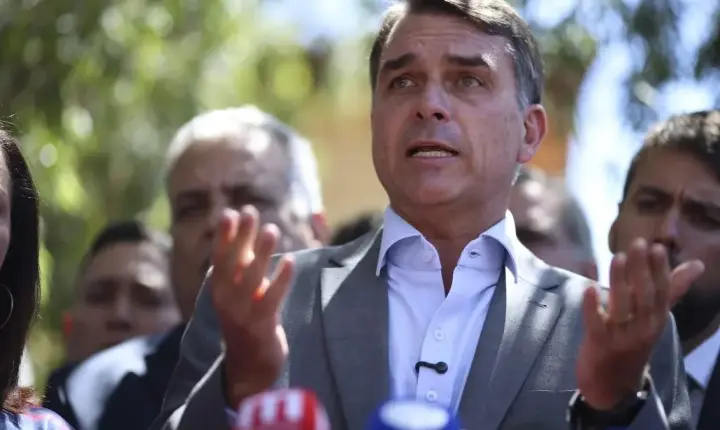 Flávio se empolga com apoio de partidos e já fala em mudar a Constituição