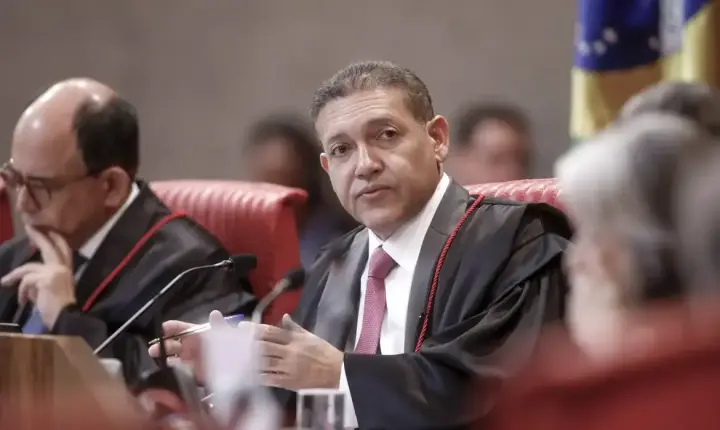  Nunes Marques reclama a Fachin de interferência do STF em decisões do TSE 