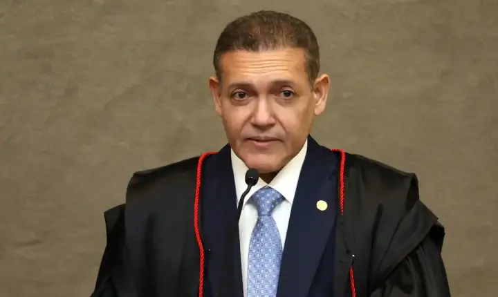 Lula afirma que PT vai acionar a Justiça contra suspensão de canal no WhatsApp 