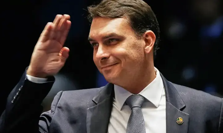 Polícia Federal cancela passaportes de Flávio, que fugiu para os EUA