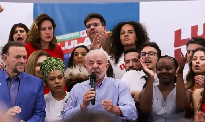 Lula desafia Flávio a votar a favor do fim da escala 6x1 no Senado
